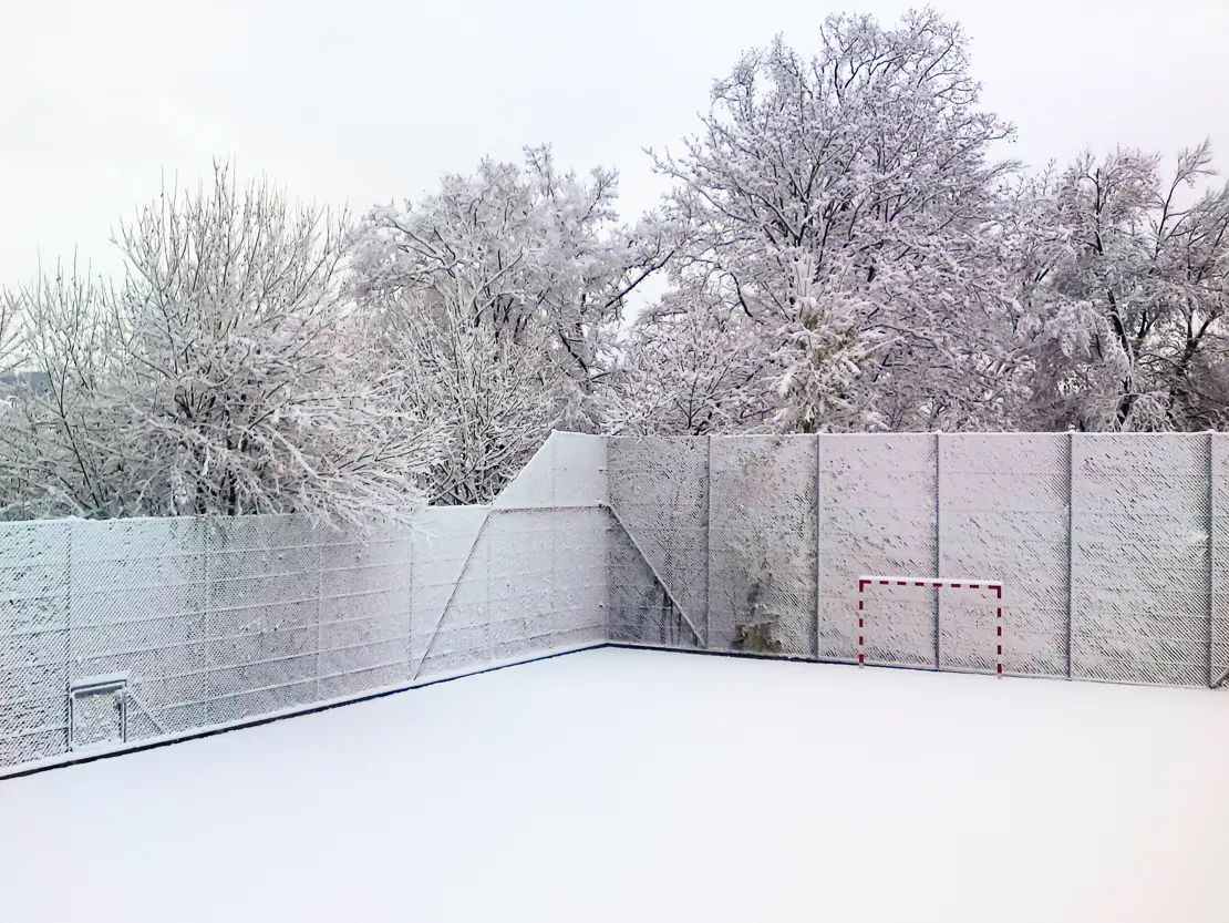 Schneebedeckter Sportplatz, Winter