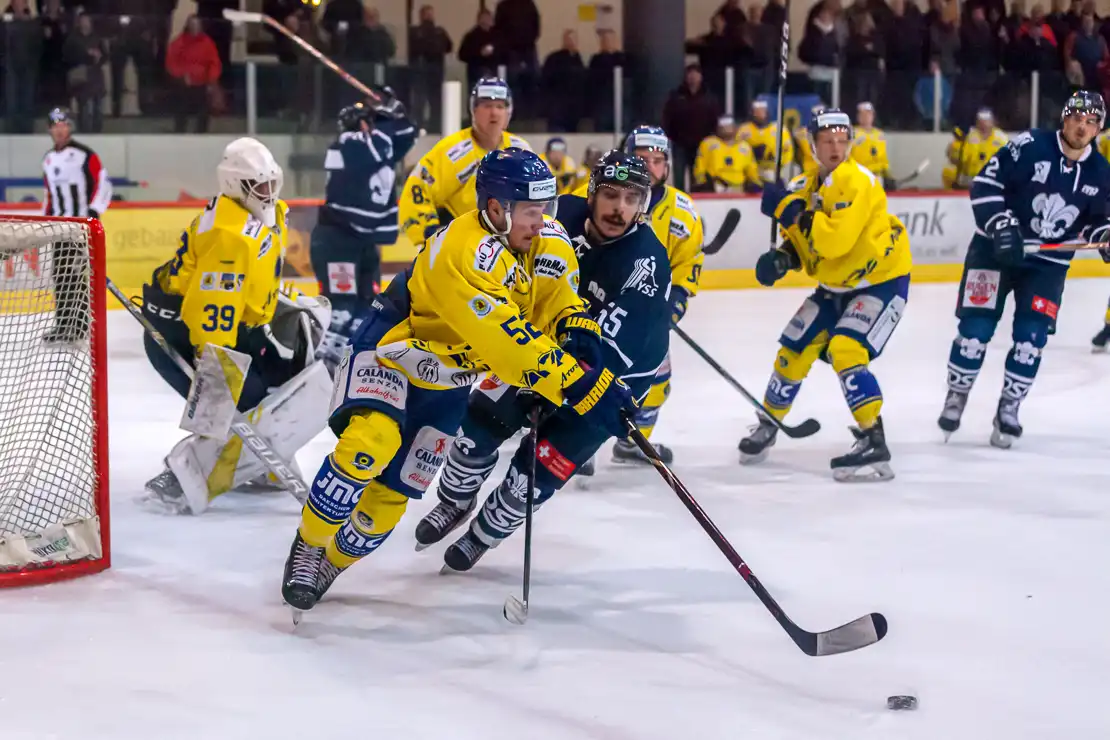 Bo Salerno (EHC Arosa) vs Dominic Lüthi (SC Lyss), Finalspiel am 27.03.2019, Eishockey