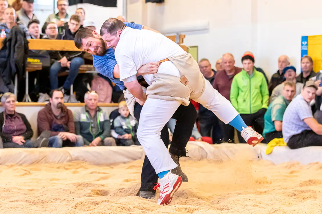 Fabian Staudenmann lupft Florian Gnägi an der Hallenschwinget Büren