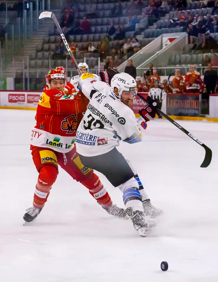 Michael Hügli (EHCB) vs Noah Schneeberger (HC Fribourg-Gottéron), Eishockey