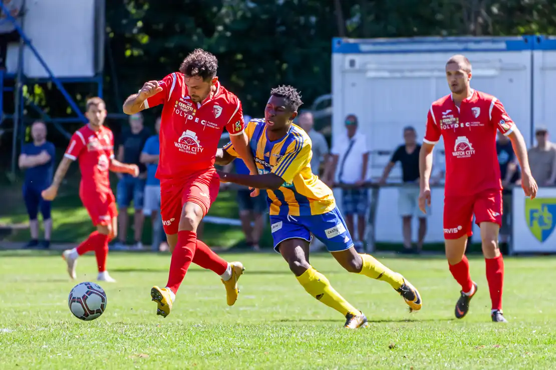 Mike Natoli (FC Biel) vs Daniel Mzee (FC Langenthal), Fussball