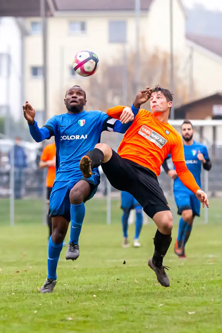 Sergio Makengo (FC Azzurri) vs Remo Röthlisberger (FC Kirchberg), Fussball