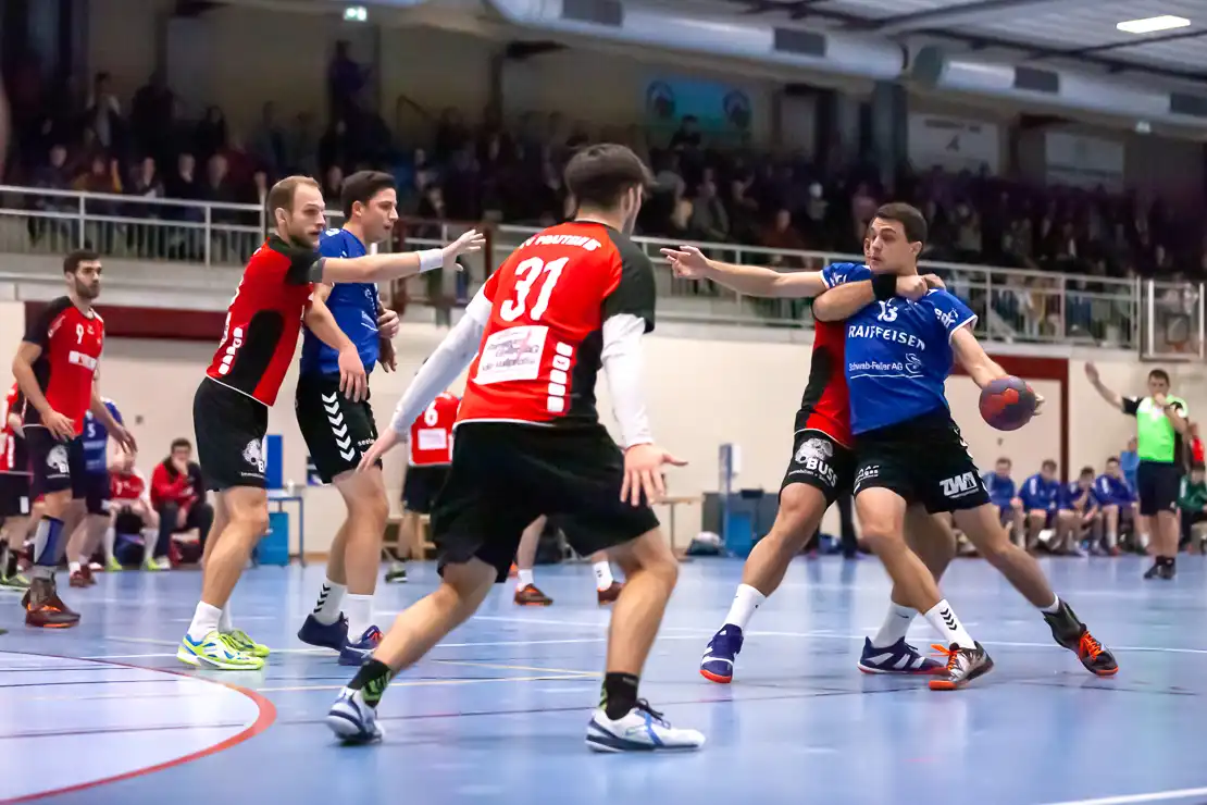 Stefan Egger wird gefoult, Handball