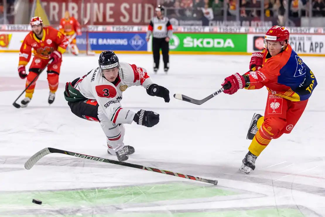 Tony Rajala (EHCB) vs Jacob Moverare (Frölunda_Indians), Eishockey